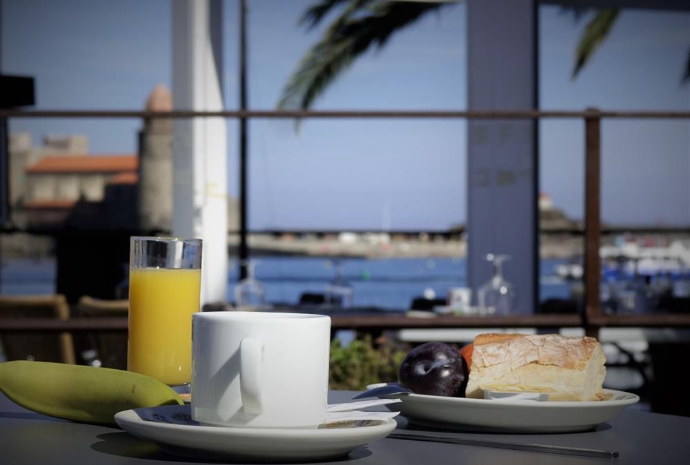 Le petit déjeuner de l'Hôtel Triton, hôtel 2 étoiles vue mer, chambres d'hôtel avec vue sur la baie de Collioure, sur la Côte Vermeille, Pyrénées Orientales