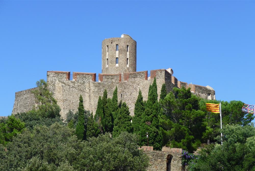 Fort Saint-Elme Collioure - Hôtel Triton, hôtel 2 étoiles vue mer, chambres d'hôtel avec vue sur la baie de Collioure, sur la Côte Vermeille, Pyrénées Orientales