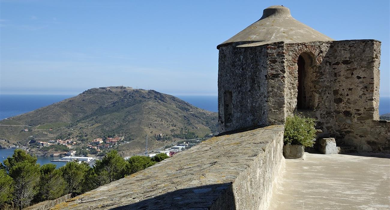 Fort Saint-Elme Collioure - Hôtel Triton, hôtel 2 étoiles vue mer, chambres d'hôtel avec vue sur la baie de Collioure, sur la Côte Vermeille, Pyrénées Orientales
