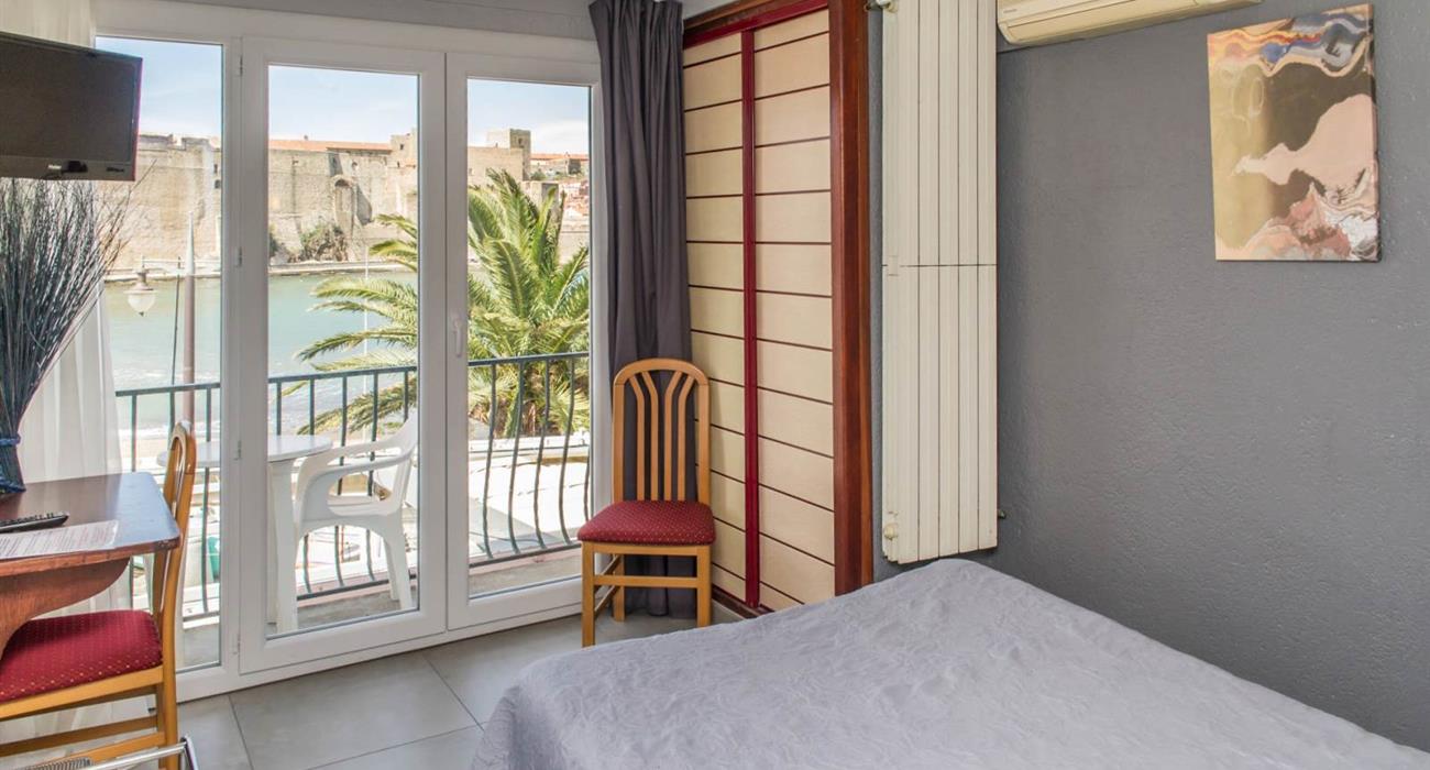Chambre Double face mer à l'Hôtel Triton, hôtel 2 étoiles vue mer, chambres d'hôtel avec vue sur la baie de Collioure, sur la Côte Vermeille, Pyrénées Orientales