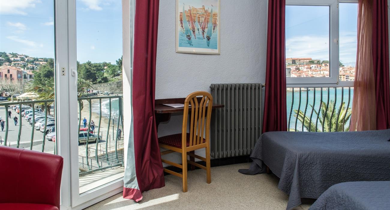 Chambre Triple Vue mer à l'Hôtel Triton, hôtel 2 étoiles vue mer, chambres d'hôtel avec vue sur la baie de Collioure, sur la Côte Vermeille, Pyrénées Orientales