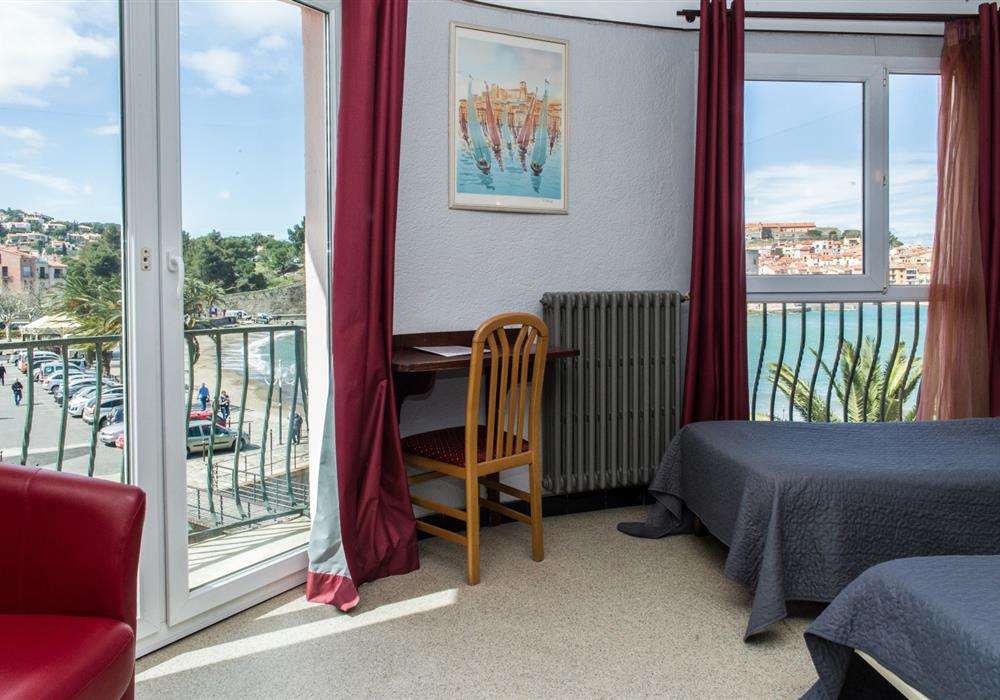 Chambre Triple Vue mer à l'Hôtel Triton, hôtel 2 étoiles vue mer, chambres d'hôtel avec vue sur la baie de Collioure, sur la Côte Vermeille, Pyrénées Orientales