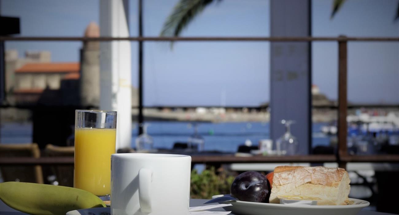Le petit déjeuner de l'Hôtel Triton, hôtel 2 étoiles vue mer, chambres d'hôtel avec vue sur la baie de Collioure, sur la Côte Vermeille, Pyrénées Orientales